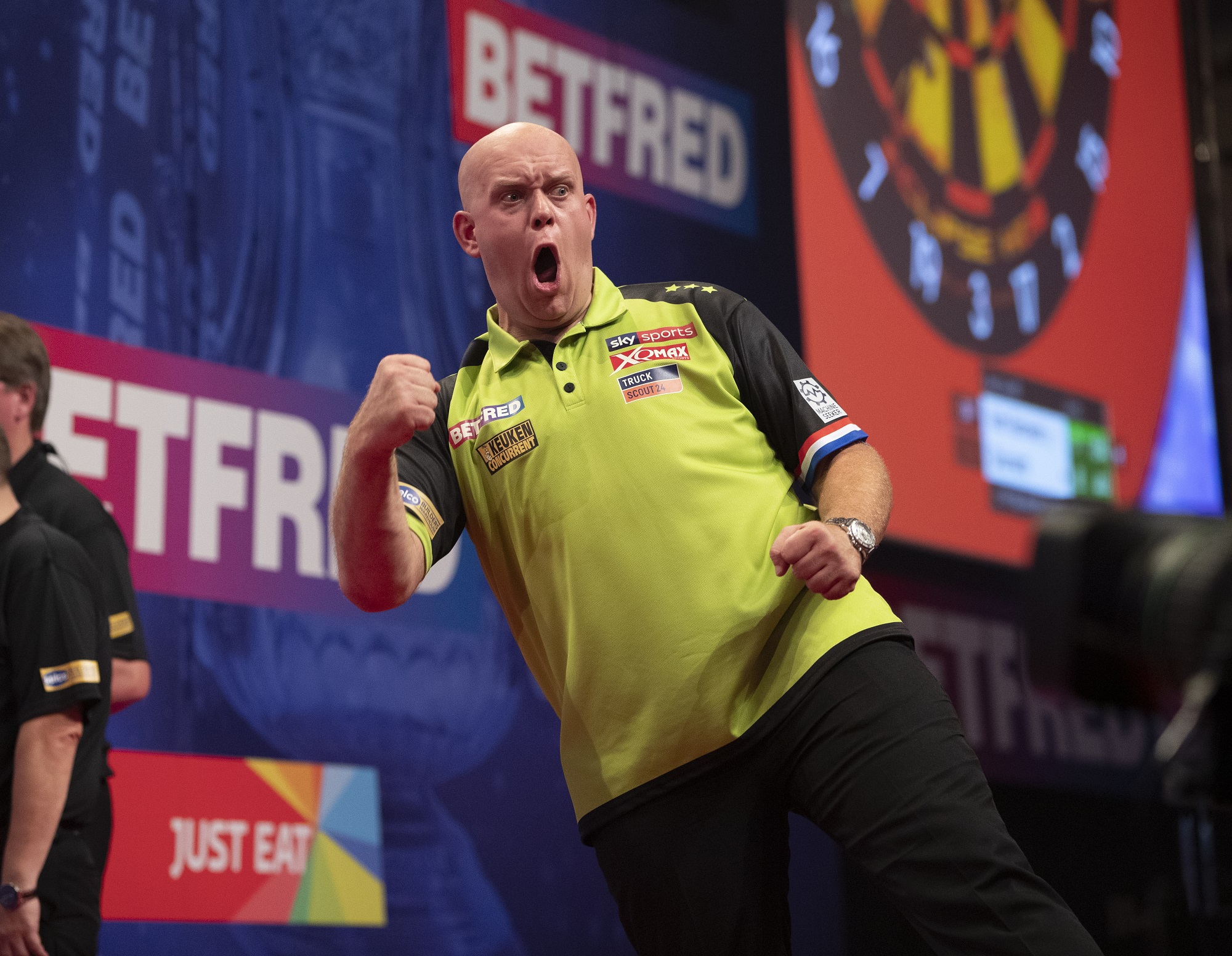 van Gerwen comes through difficult game on day one of World Matchplay