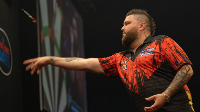 Michael Smith defends Fallon Sherrock ” She’s not here being rubbish, she’s here playing well and she’s competing.”