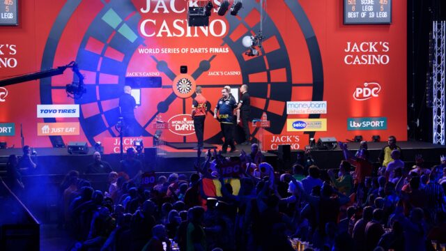 Wright and Heta set the pace on Day One of World Series of Darts Finals
