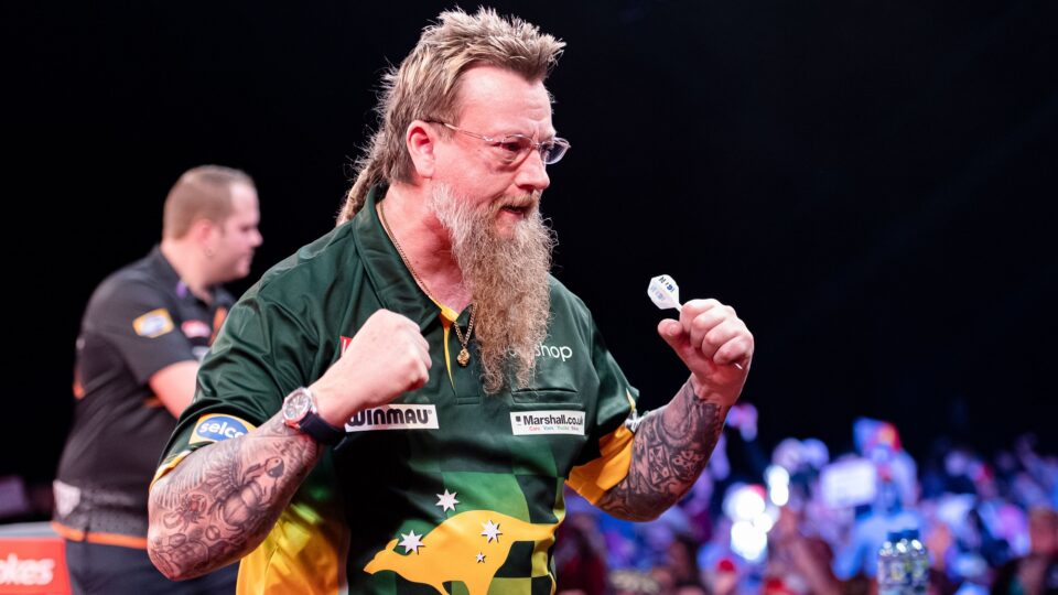 Simon Whitlock signs new Winmau contract