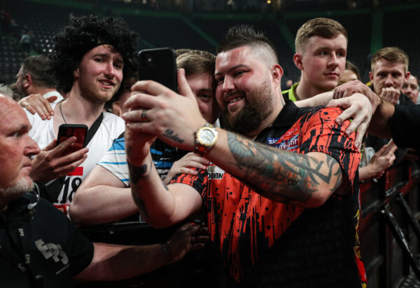 Smith is marvellous in Manchester to seal playoff place with his third-night win
