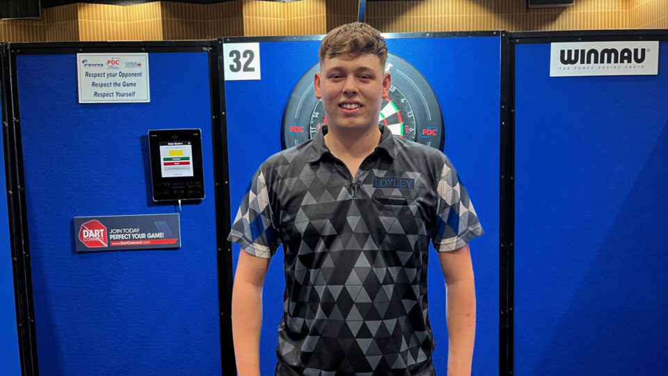 Dramatic day as Bates seals tour card and world championship place.