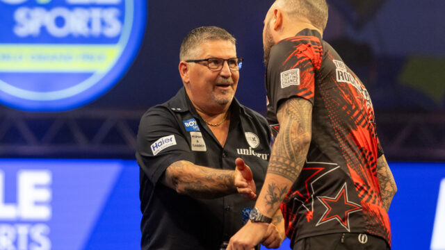 Anderson and Humphries into the final 8 as Stephen Bunting crashes out 