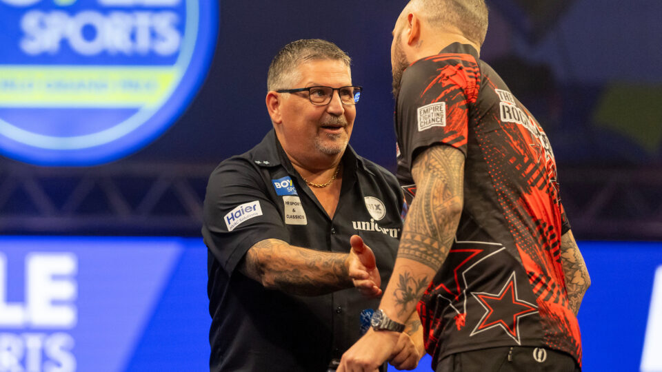 Anderson and Humphries into the final 8 as Stephen Bunting crashes out