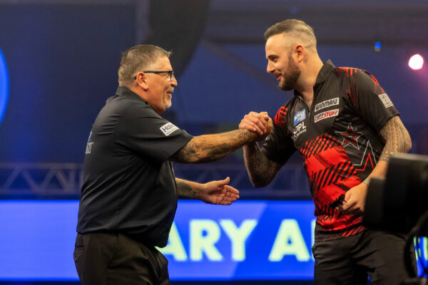Anderson and Humphries into the final 8 as Stephen Bunting crashes out Anderson and Humphries into the final 8 as Stephen Bunting crashes out