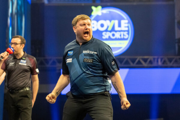 Anderson and Humphries into the final 8 as Stephen Bunting crashes out Anderson and Humphries into the final 8 as Stephen Bunting crashes out