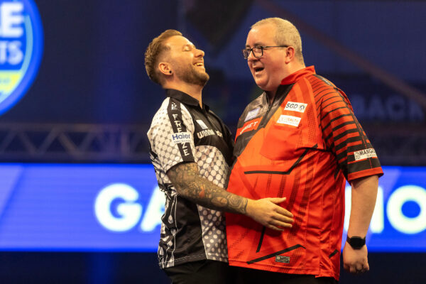 Anderson and Humphries into the final 8 as Stephen Bunting crashes out Anderson and Humphries into the final 8 as Stephen Bunting crashes out