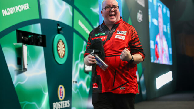 Bunting survives huge scare at World Darts Championship