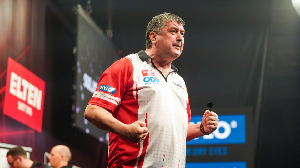 Home hero Mensur Suljovic shines alongside Peter Wright in Graz on day one of the Austrian Darts Open