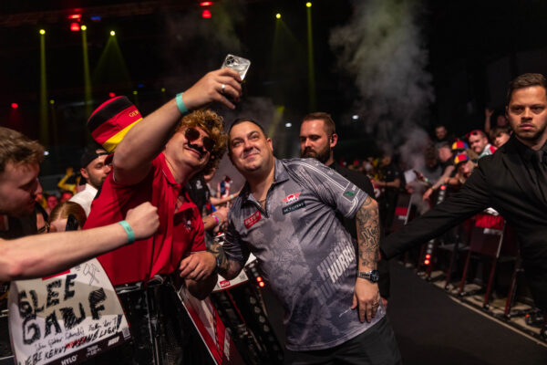 Kevin Doets and Charlie Manby shine on day one in Riesa at the International Darts Open 