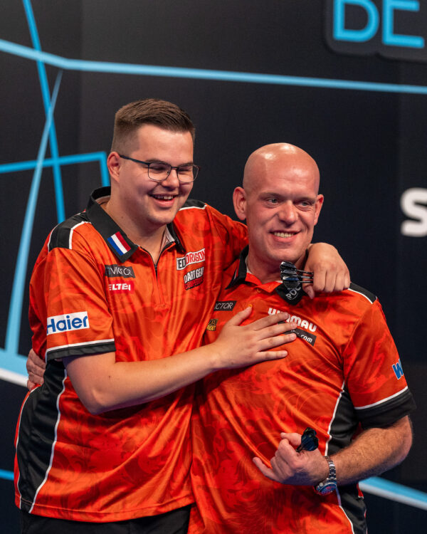 Littler And Humphries Lead England To World Cup Glory With Dominant Frankfurt Triumph Littler And Humphries Lead England To World Cup Glory With Dominant Frankfurt Triumph